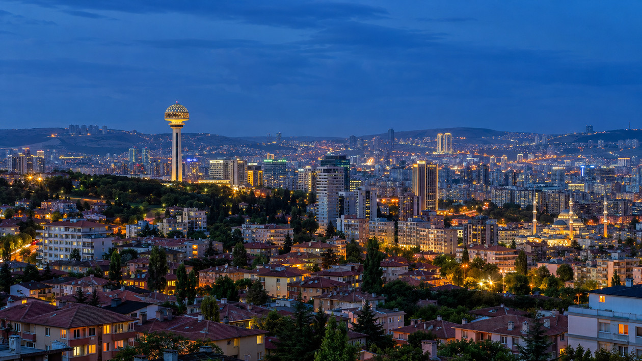 Alacakaranlıkta Atakule ve Çankaya'dan görünen Ankara şehir silueti
